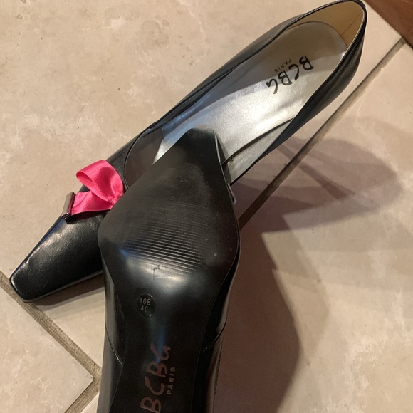 Black leather BCBG high heels shoes, with hot pink satin bow. - Picture 2 of 4